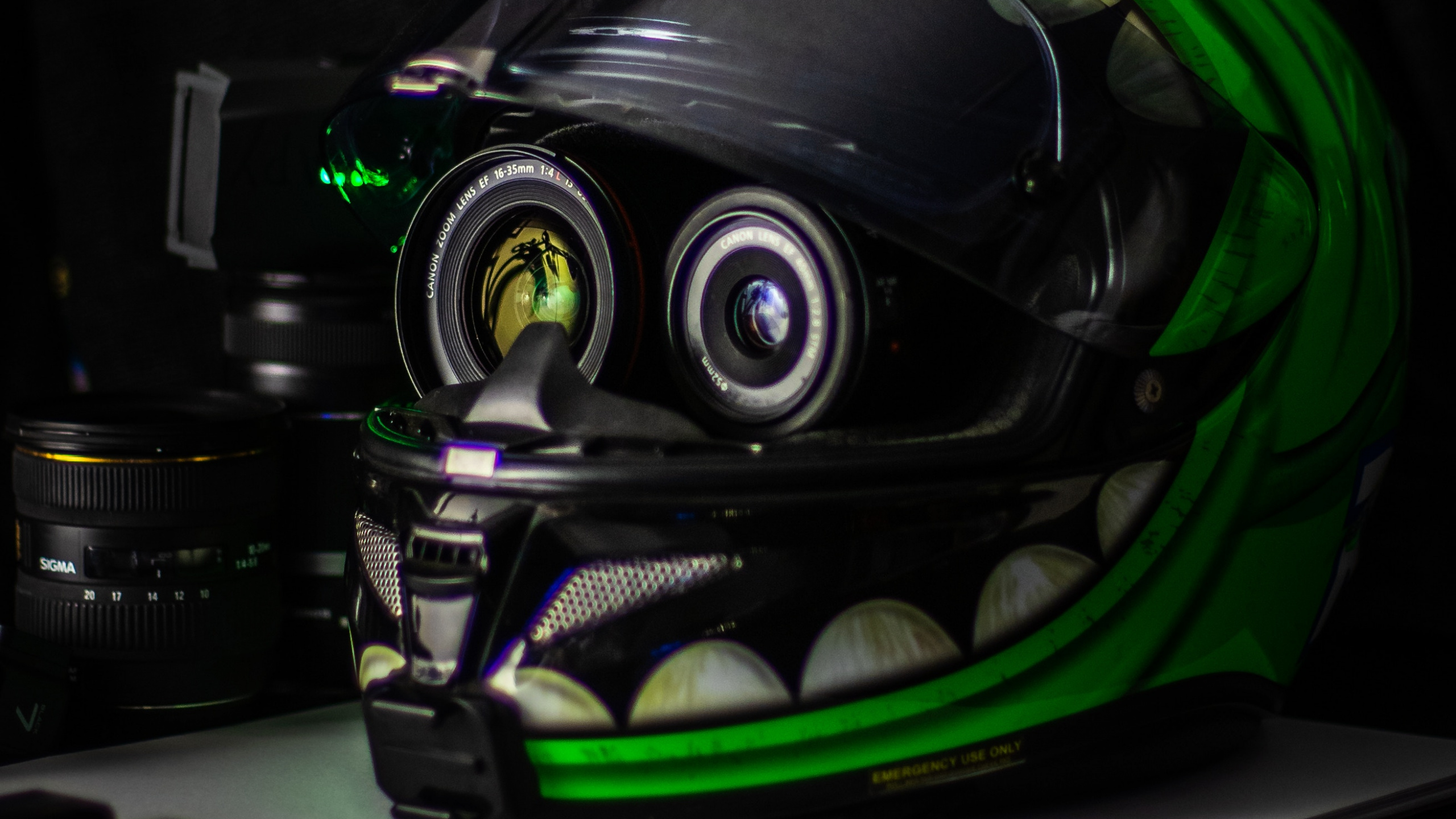 Casque de Moto Noir et Vert. Wallpaper in 2560x1440 Resolution