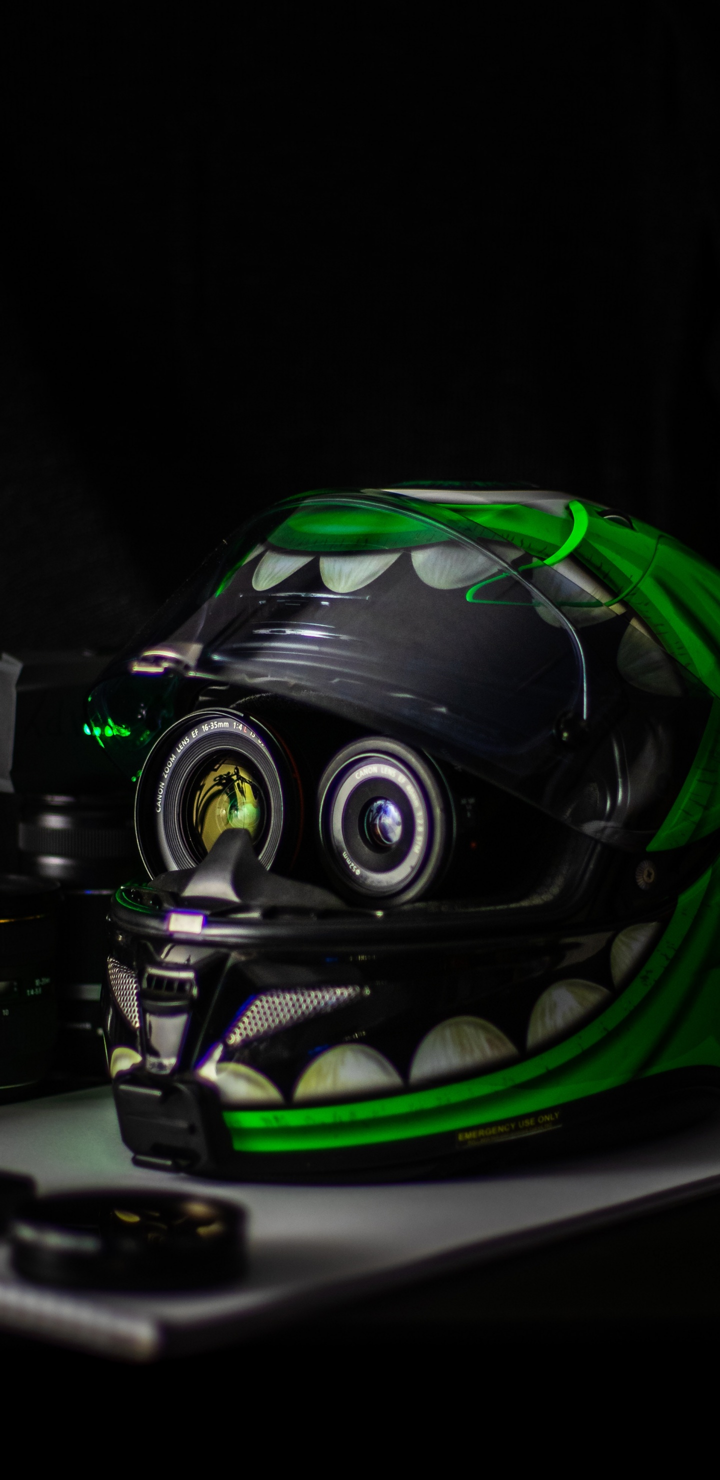 Casco de Moto Negro y Verde. Wallpaper in 1440x2960 Resolution