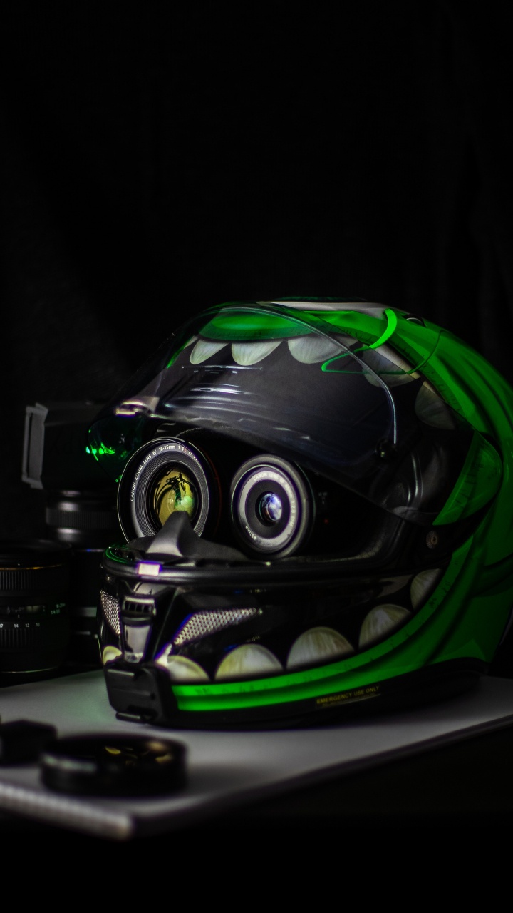 Schwarz-grüner Motorradhelm. Wallpaper in 720x1280 Resolution