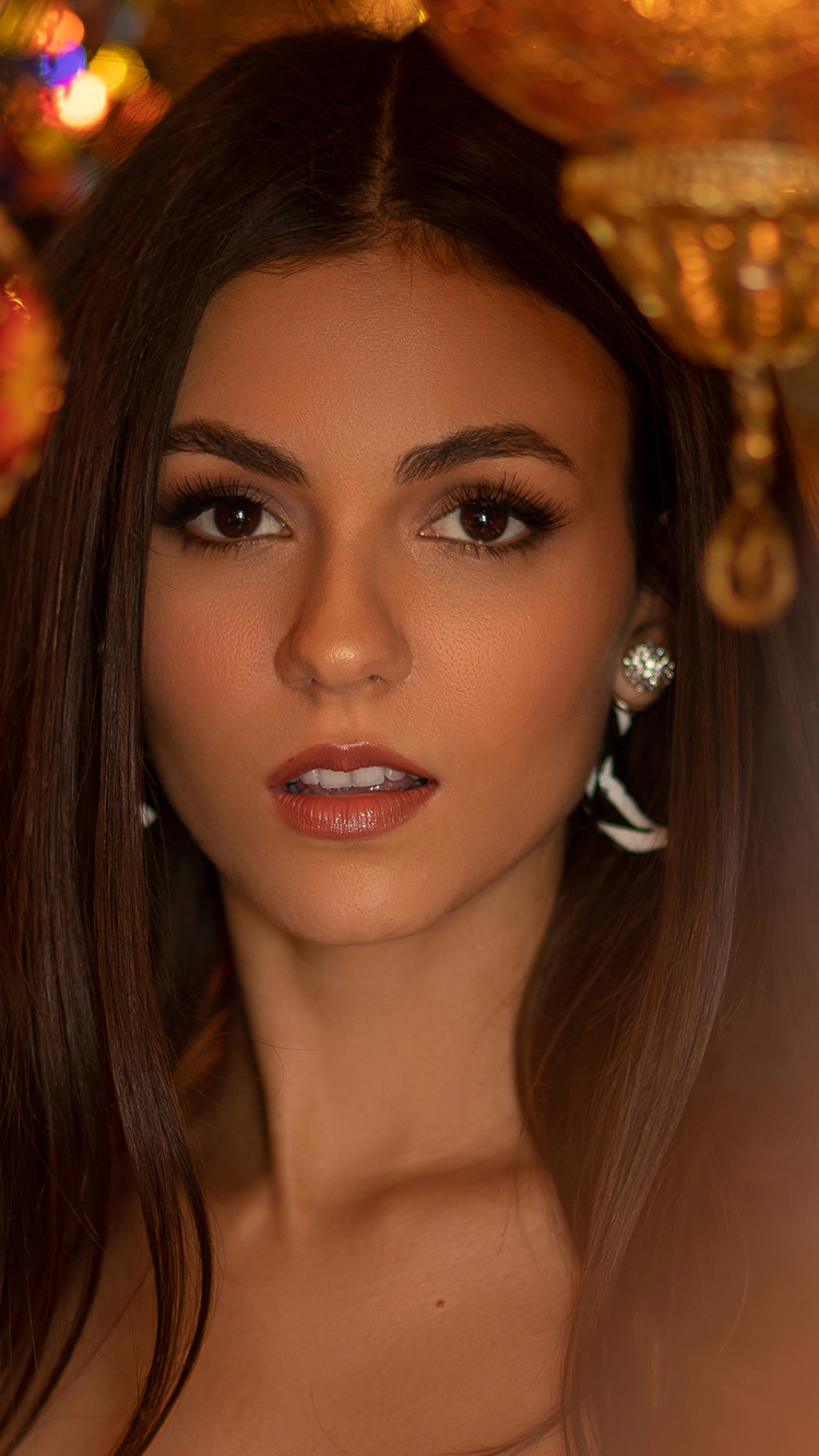 Frau im Weißen Kleid Lächelt. Wallpaper in 750x1334 Resolution