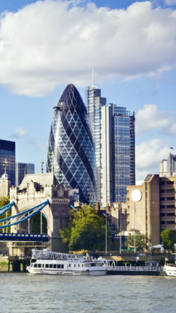 Weiße Und Blaue Brücke Über Wasser in Der Nähe Von Stadtgebäuden Tagsüber. Wallpaper in 750x1334 Resolution