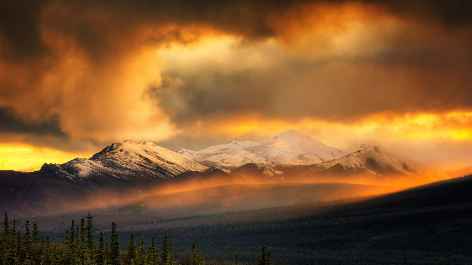 Montagne Couverte de Neige Sous un Ciel Nuageux Pendant la Journée. Wallpaper in 1920x1080 Resolution