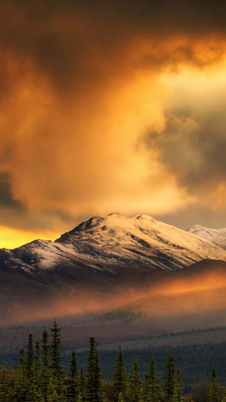 Montagne Couverte de Neige Sous un Ciel Nuageux Pendant la Journée. Wallpaper in 750x1334 Resolution