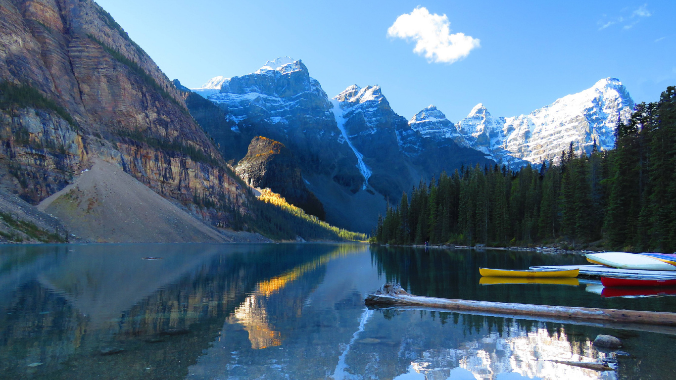 Green Trees Near Lake and Mountain Under Blue Sky During Daytime. Wallpaper in 1366x768 Resolution