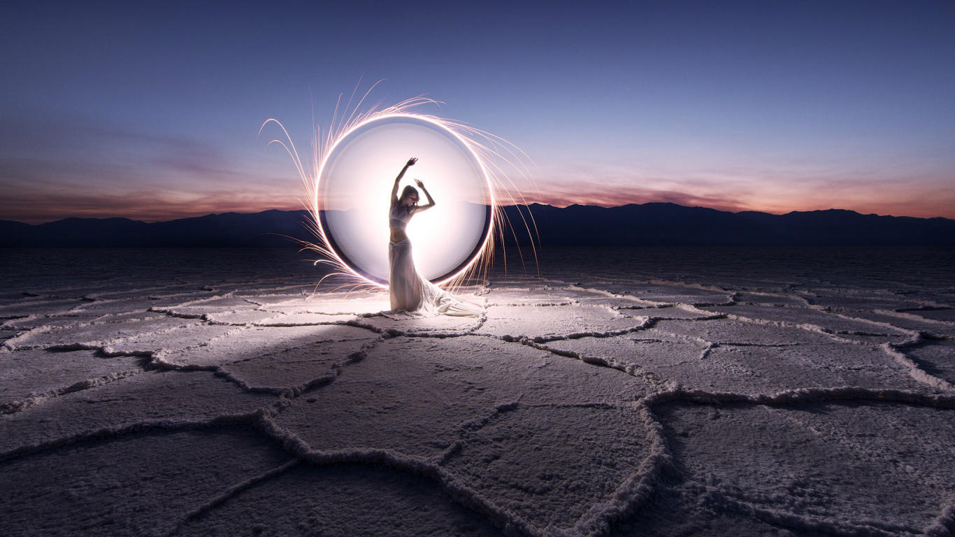 Personne en Chemise Blanche Assise Sur le Sable Pendant la Nuit. Wallpaper in 1366x768 Resolution