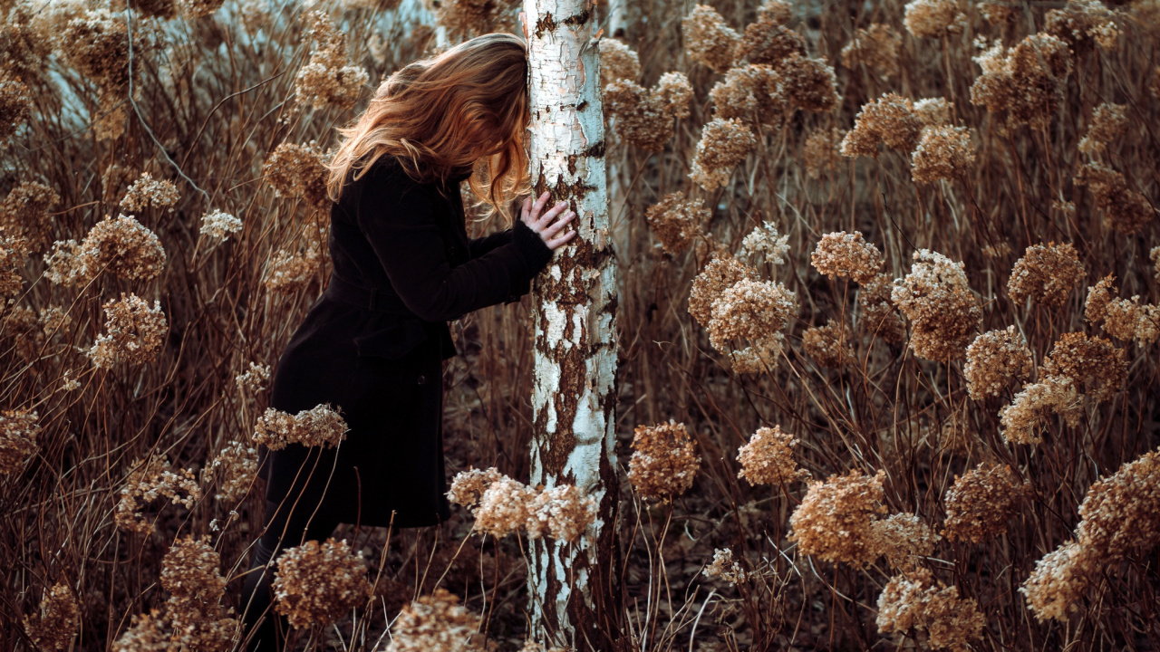 Woman in Black Long Sleeve Shirt Standing on Brown Grass Field During Daytime. Wallpaper in 1280x720 Resolution