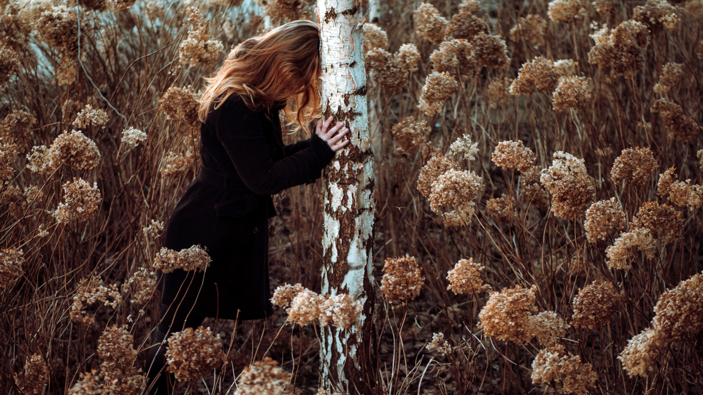 Femme en Chemise Noire à Manches Longues Debout Sur un Terrain D'herbe Brune Pendant la Journée. Wallpaper in 1366x768 Resolution