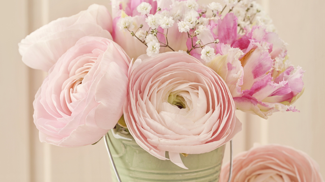 Pink Roses in Green Ceramic Vase. Wallpaper in 1366x768 Resolution