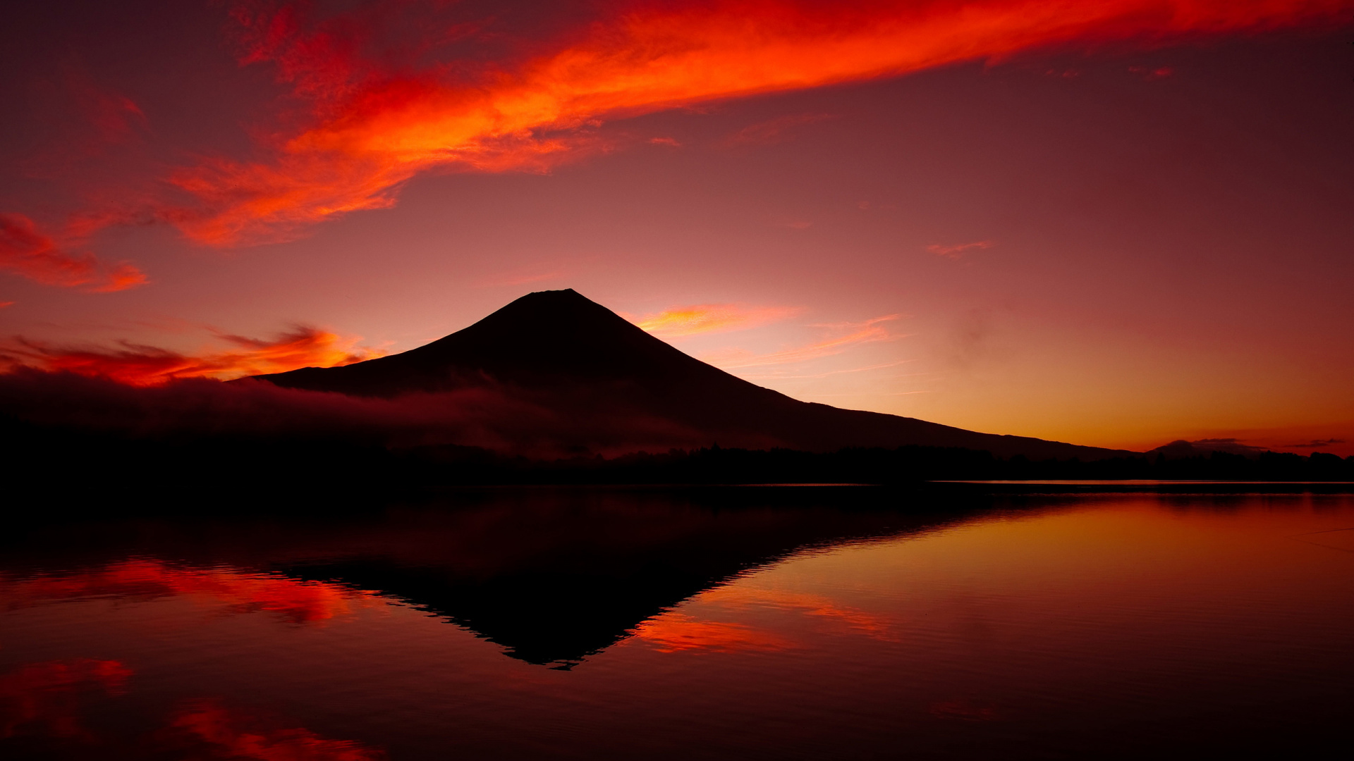 Silueta de Montaña Cerca Del Cuerpo de Agua Durante la Puesta de Sol. Wallpaper in 1920x1080 Resolution
