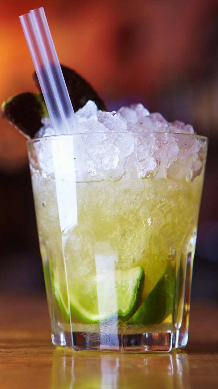 Klares Trinkglas Mit Eis Und Grüner Flüssigkeit. Wallpaper in 720x1280 Resolution