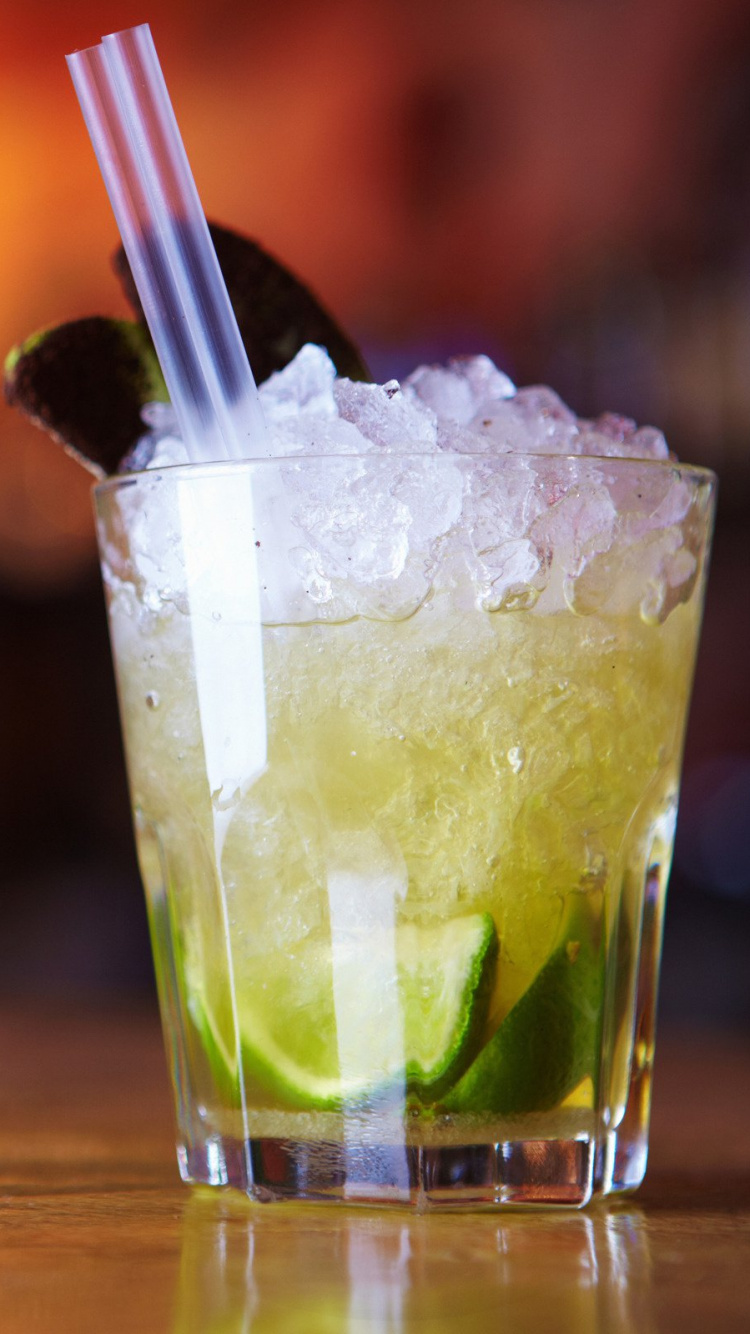 Klares Trinkglas Mit Eis Und Grüner Flüssigkeit. Wallpaper in 750x1334 Resolution