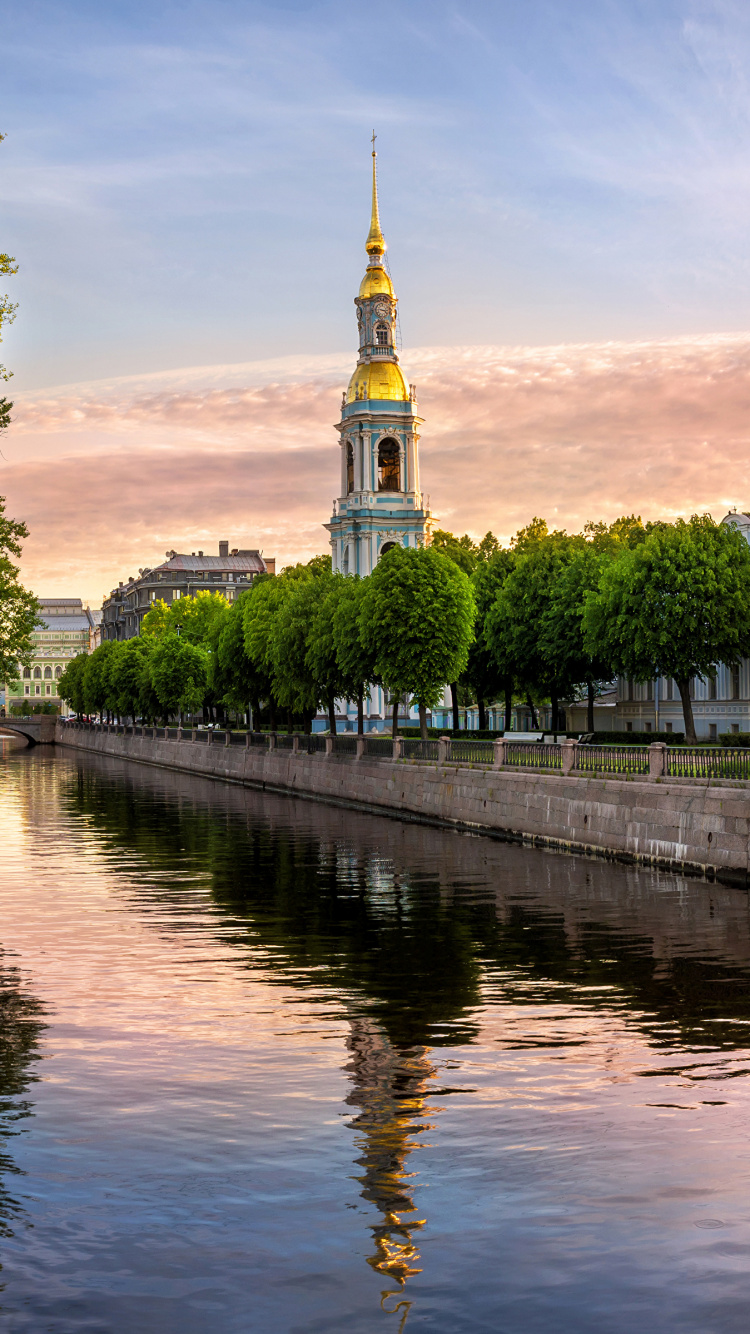 Weißes Und Braunes Betongebäude in Der Nähe Eines Gewässers Tagsüber. Wallpaper in 750x1334 Resolution