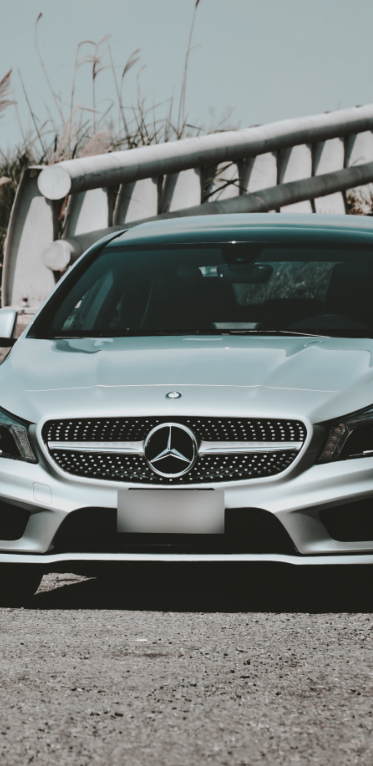 Mercedes Benz Clase c Blanco Estacionado Sobre Arena Gris Durante el Día. Wallpaper in 1440x2960 Resolution