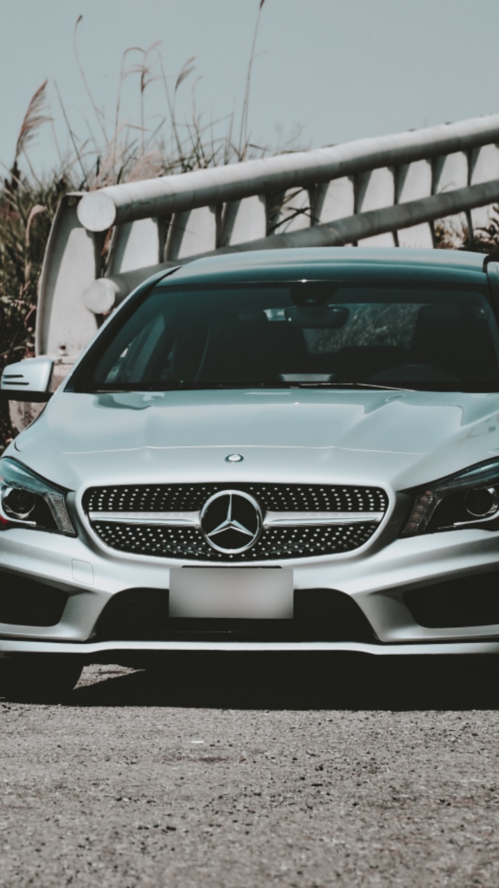 Mercedes Benz Clase c Blanco Estacionado Sobre Arena Gris Durante el Día. Wallpaper in 720x1280 Resolution