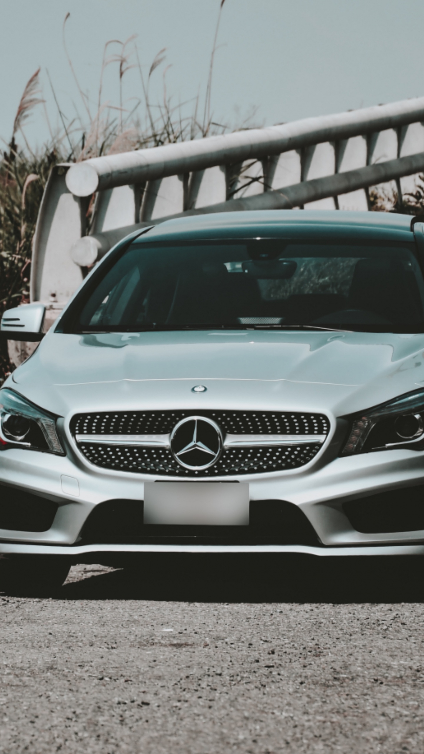 Weiße Mercedes-Benz C-Klasse Tagsüber Auf Grauem Sand Geparkt. Wallpaper in 1440x2560 Resolution