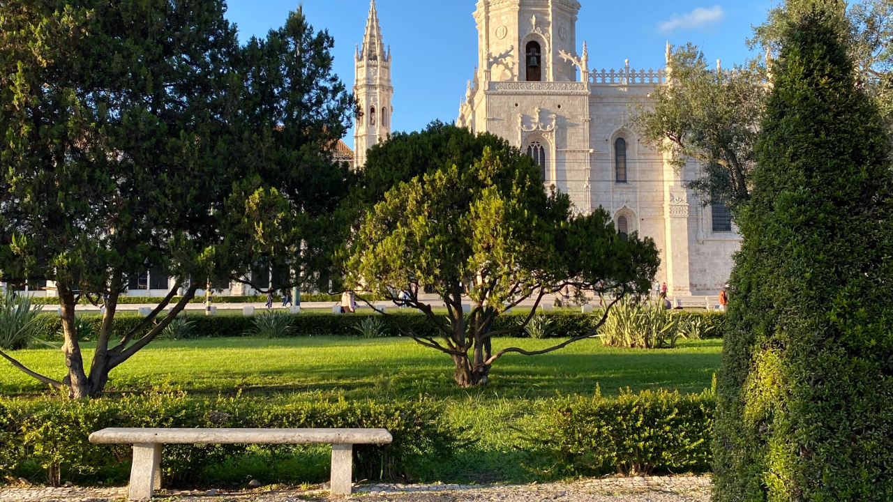 Arbusto, Jardin, Evergreen, Banco al Aire Libre, Parque. Wallpaper in 1280x720 Resolution