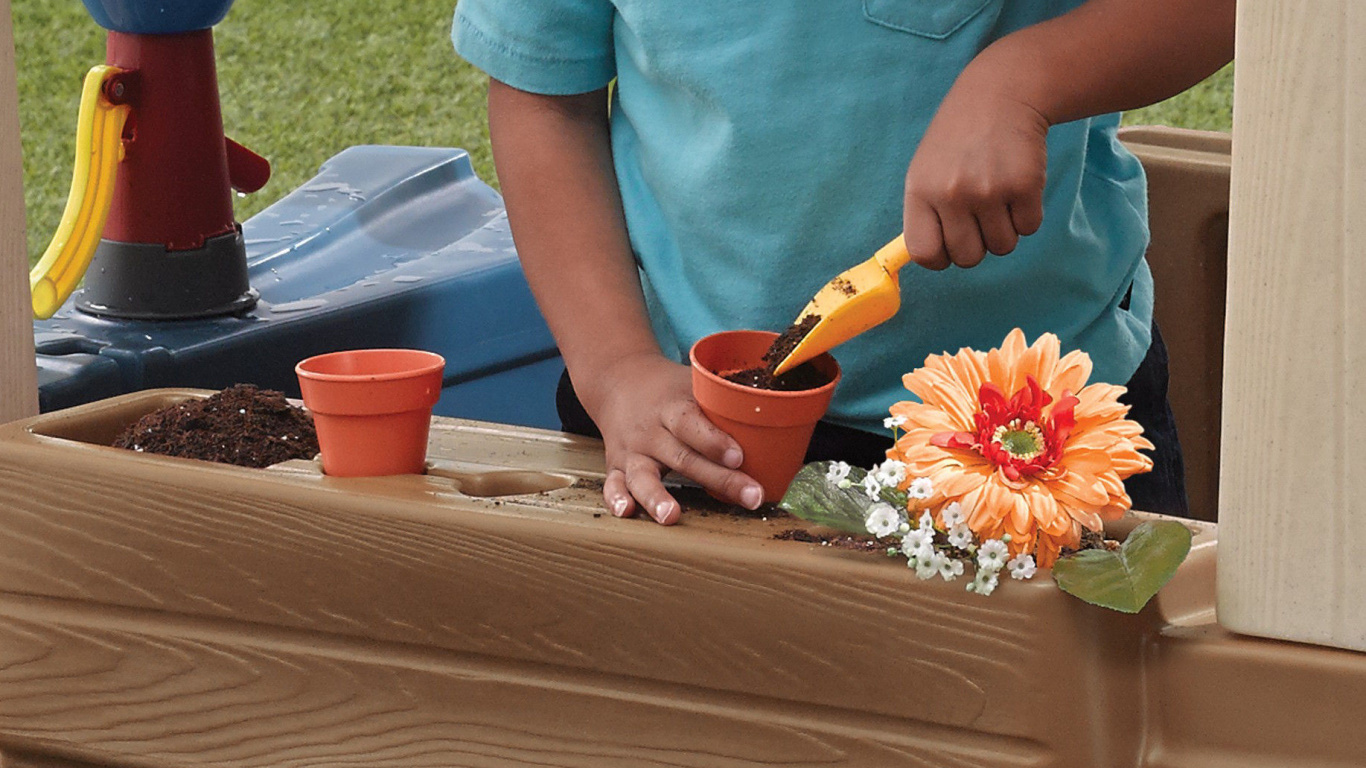 Hombre en Camiseta Azul Con Cuello Redondo Sosteniendo un Juguete de Plástico Naranja. Wallpaper in 1366x768 Resolution