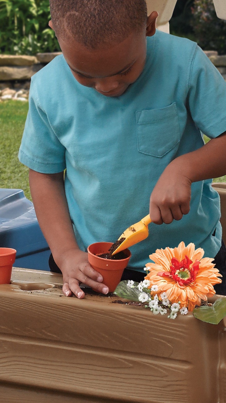 Hombre en Camiseta Azul Con Cuello Redondo Sosteniendo un Juguete de Plástico Naranja. Wallpaper in 720x1280 Resolution