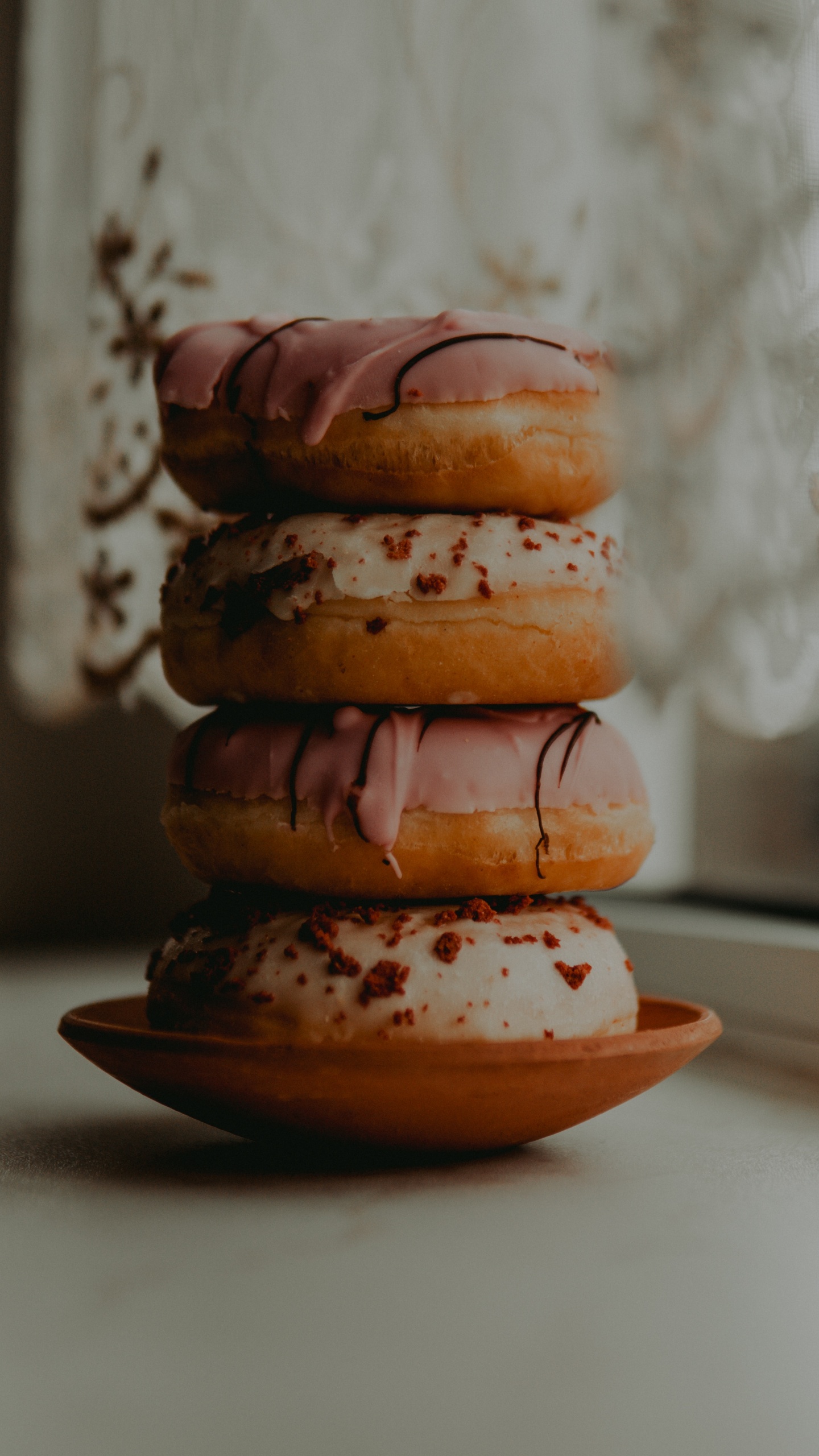 Braune Und Schwarze Kekse Auf Rotem Keramikteller. Wallpaper in 1440x2560 Resolution