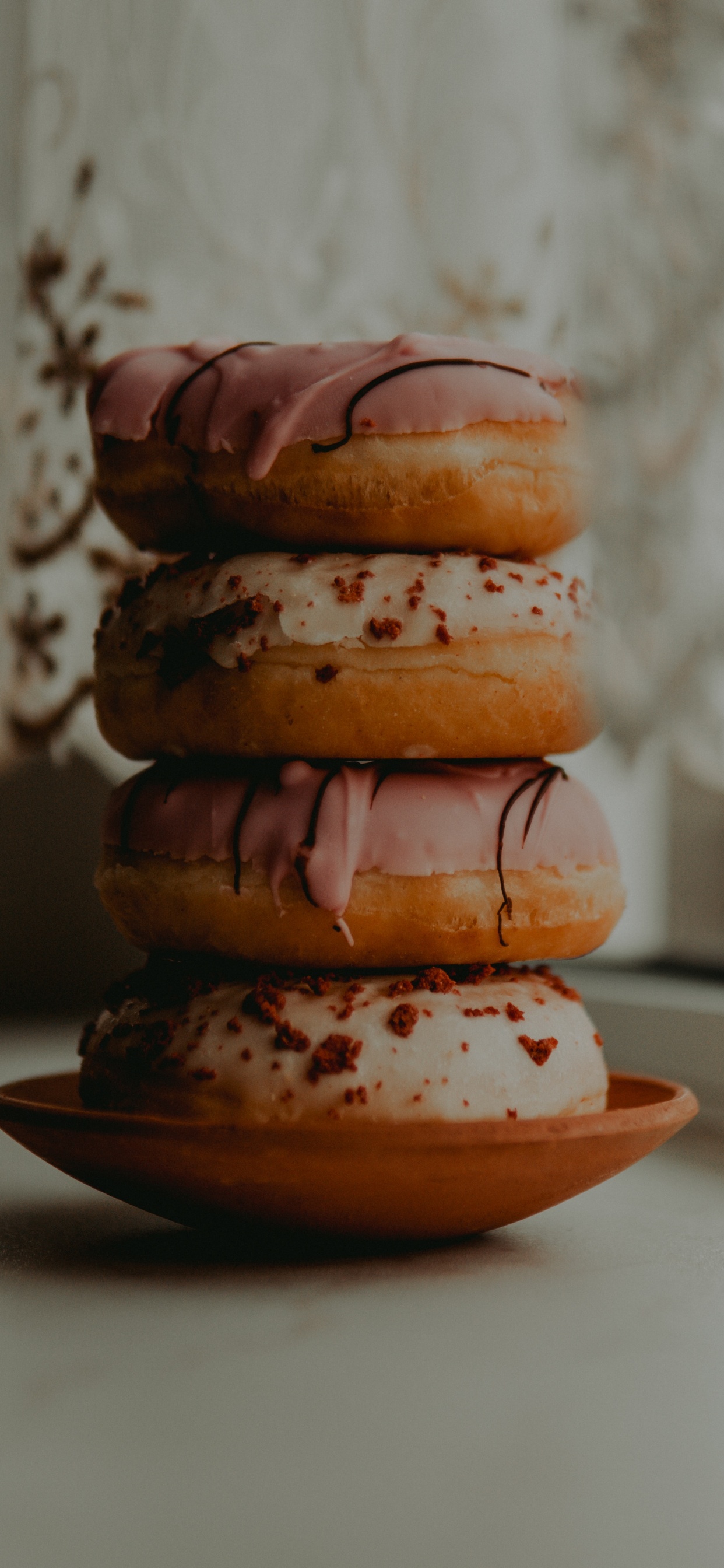 Biscuits Bruns et Noirs Sur Plaque en Céramique Rouge. Wallpaper in 1242x2688 Resolution