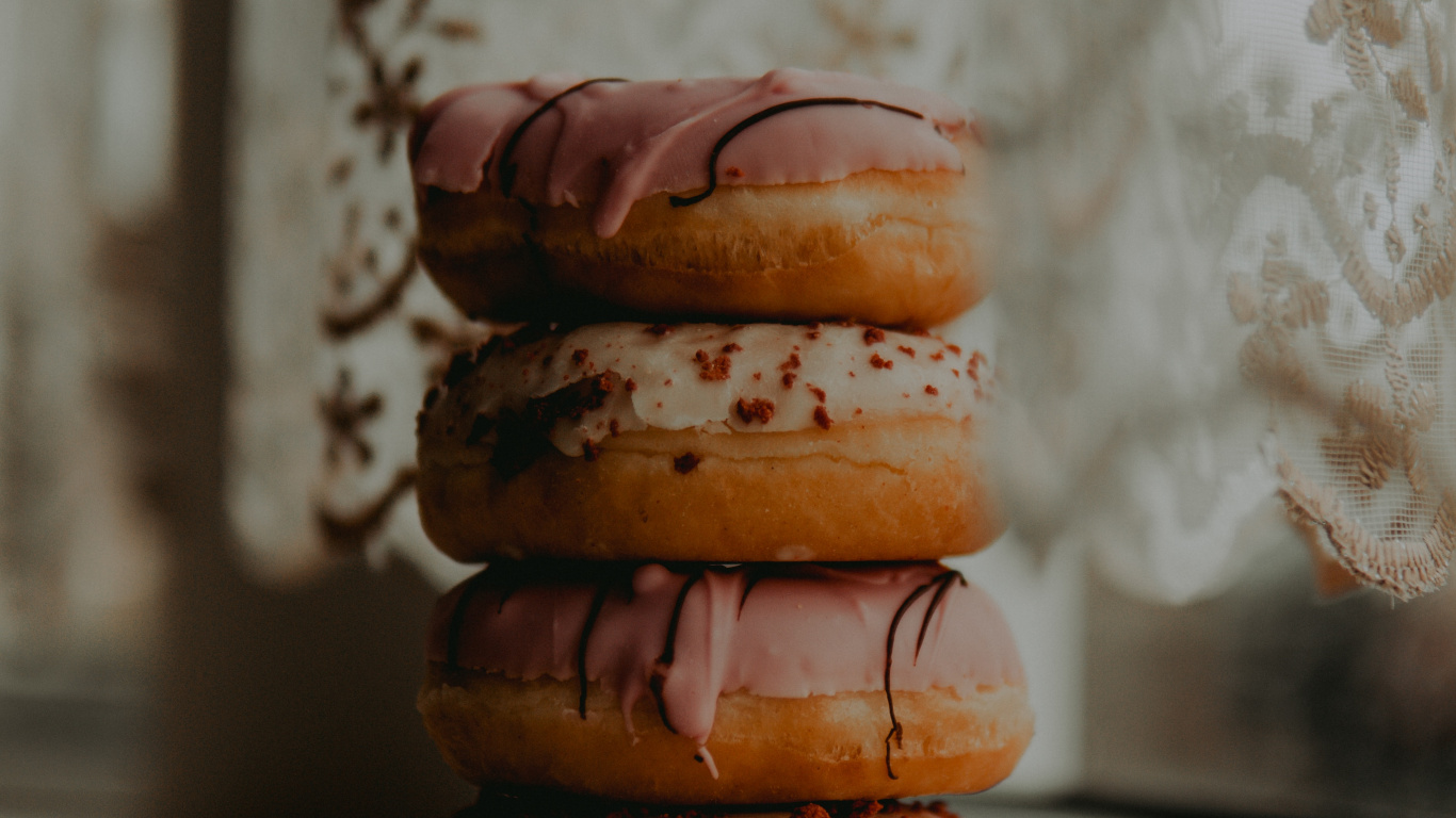 Biscuits Bruns et Noirs Sur Plaque en Céramique Rouge. Wallpaper in 1366x768 Resolution