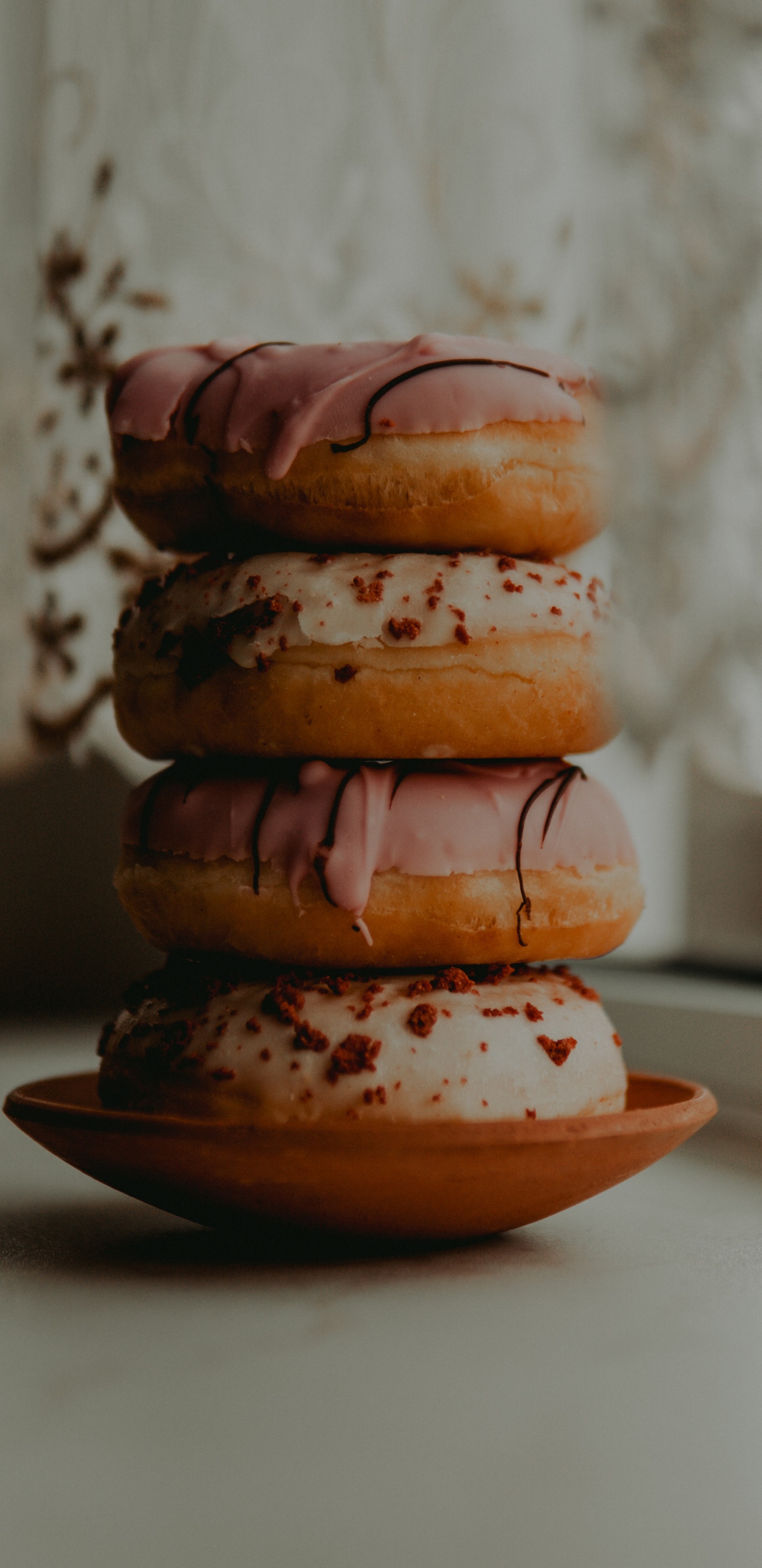Biscuits Bruns et Noirs Sur Plaque en Céramique Rouge. Wallpaper in 1440x2960 Resolution