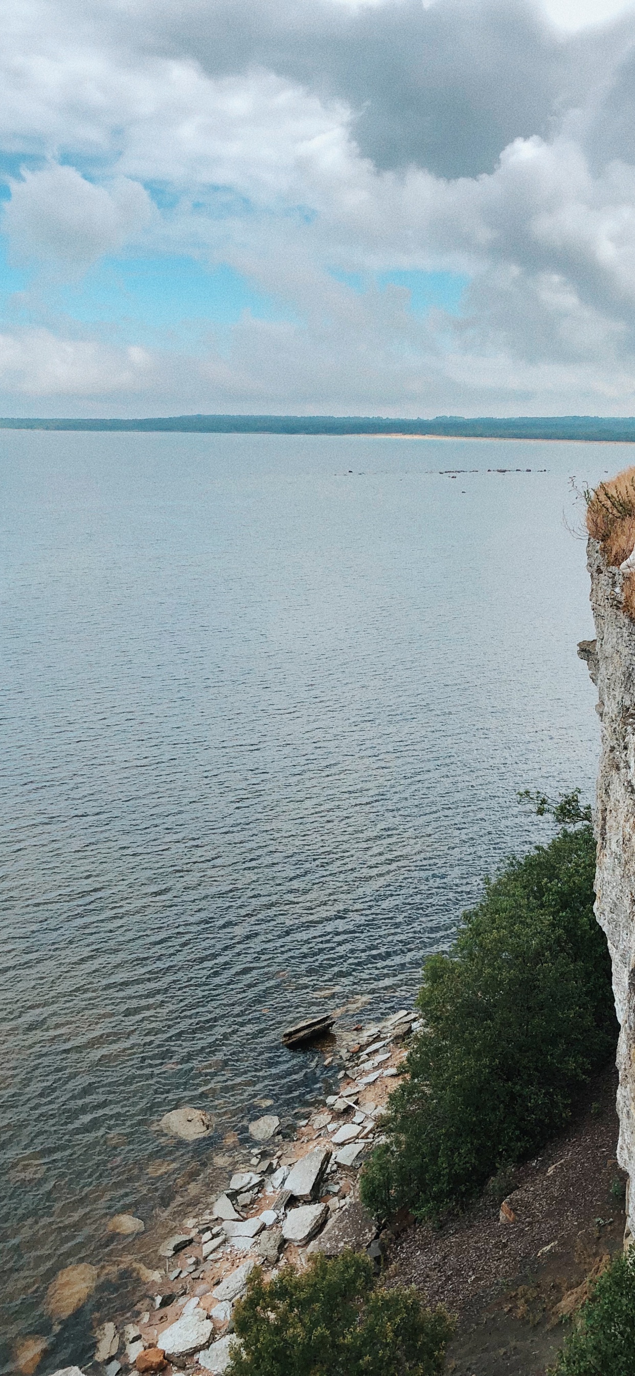 Meer, Gewässer, Küste, Bank, Menschen in Der Natur. Wallpaper in 1242x2688 Resolution