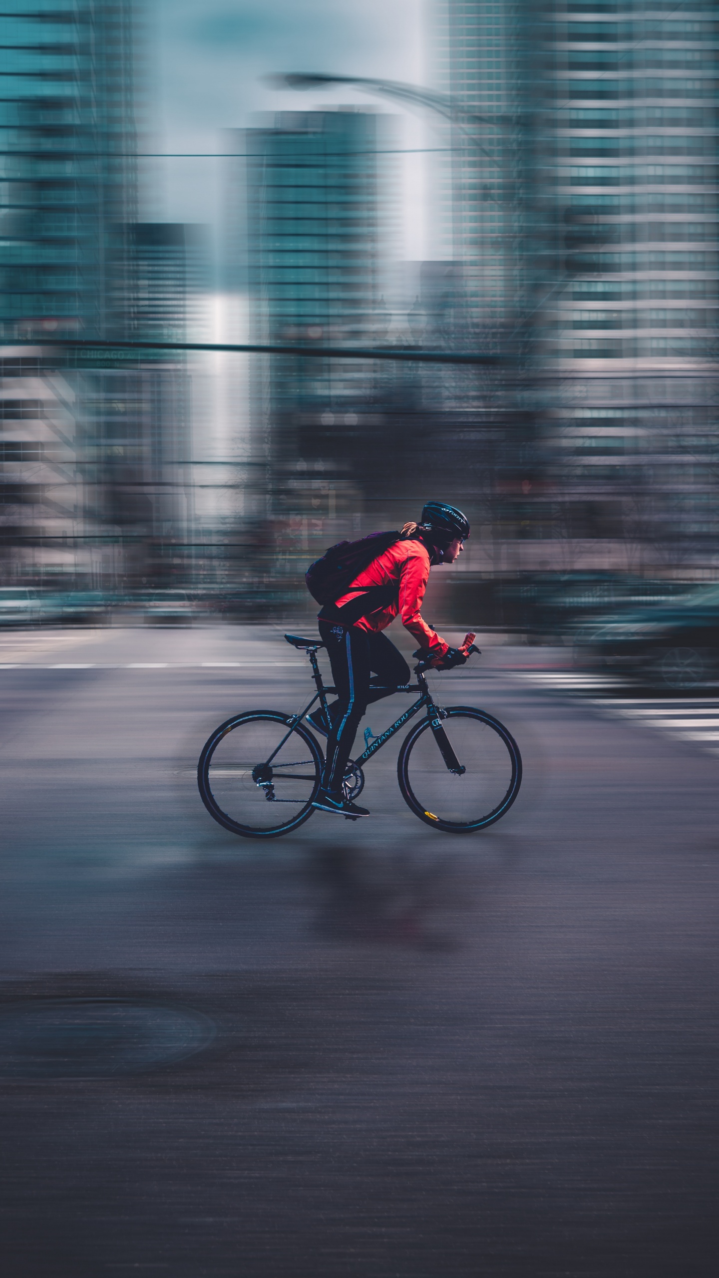Man in Red Jacket Riding Bicycle Sur Route Pendant la Journée. Wallpaper in 1440x2560 Resolution