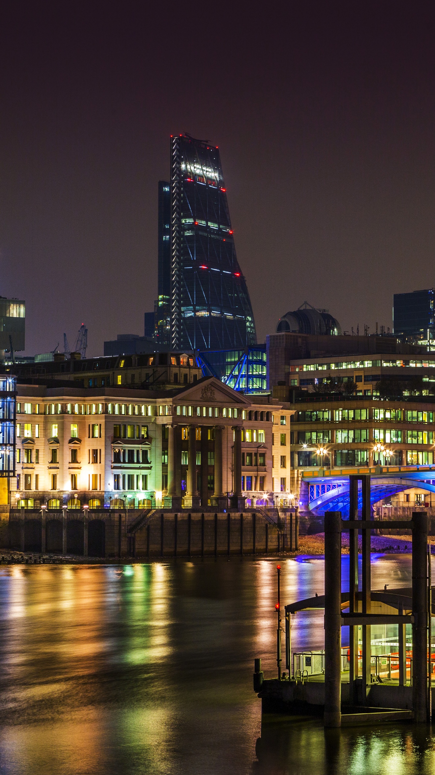 Skyline Der Stadt Bei Nacht Night. Wallpaper in 1440x2560 Resolution