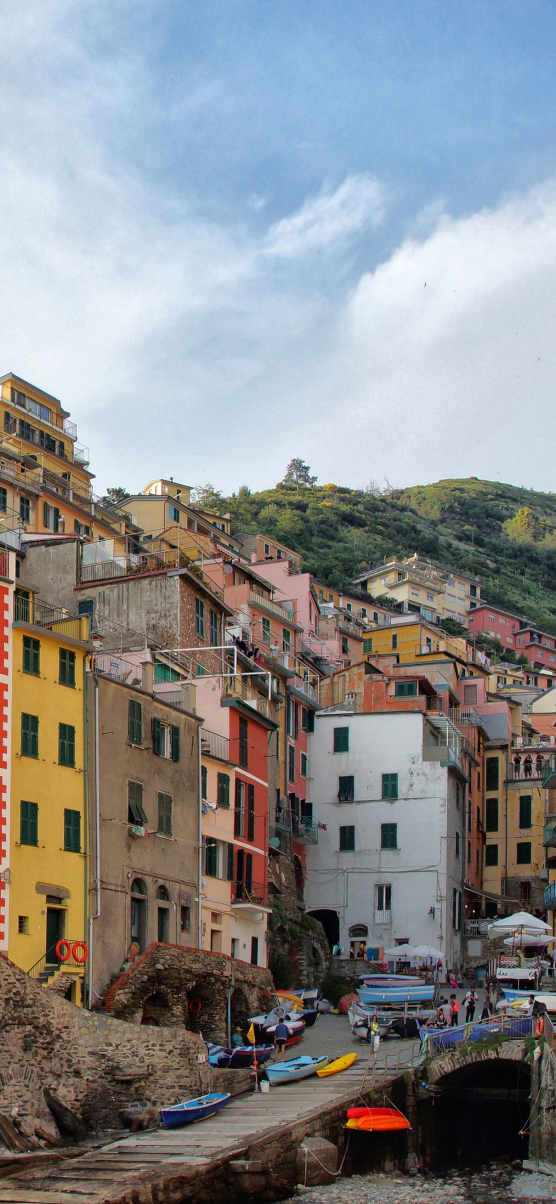Voitures Garées à Côté de Bâtiments en Béton Pendant la Journée. Wallpaper in 1125x2436 Resolution