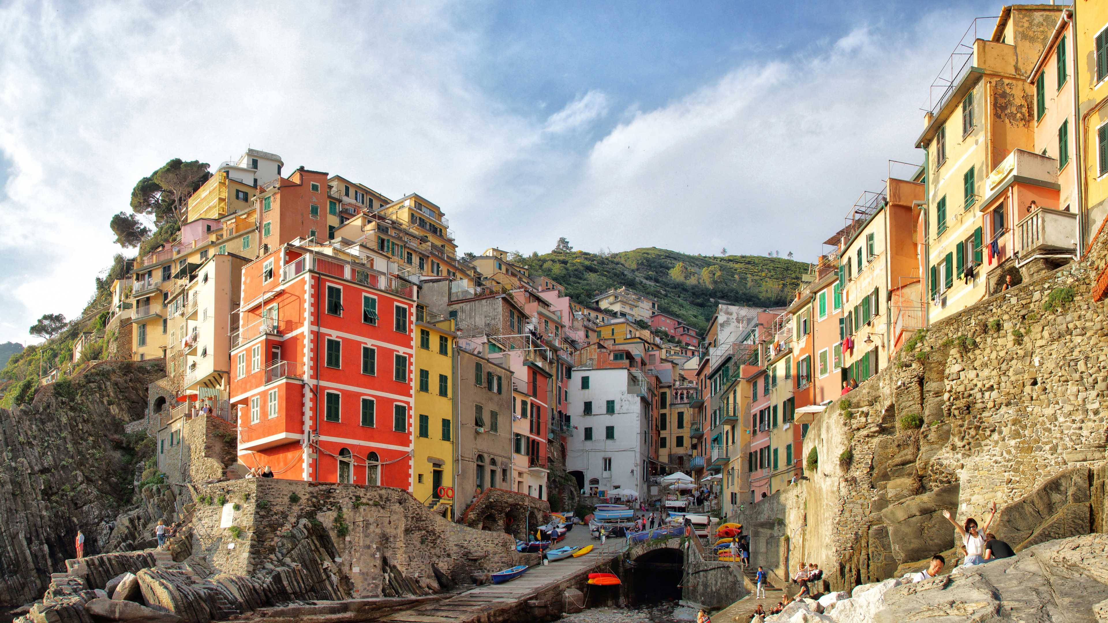 Coches Aparcados Junto a Edificios de Hormigón Durante el Día. Wallpaper in 3840x2160 Resolution