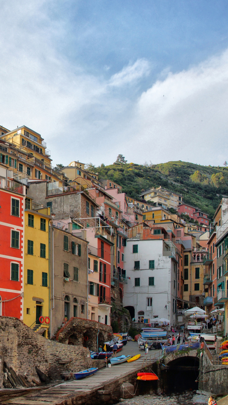 Autos Parken Tagsüber Neben Betongebäuden. Wallpaper in 750x1334 Resolution