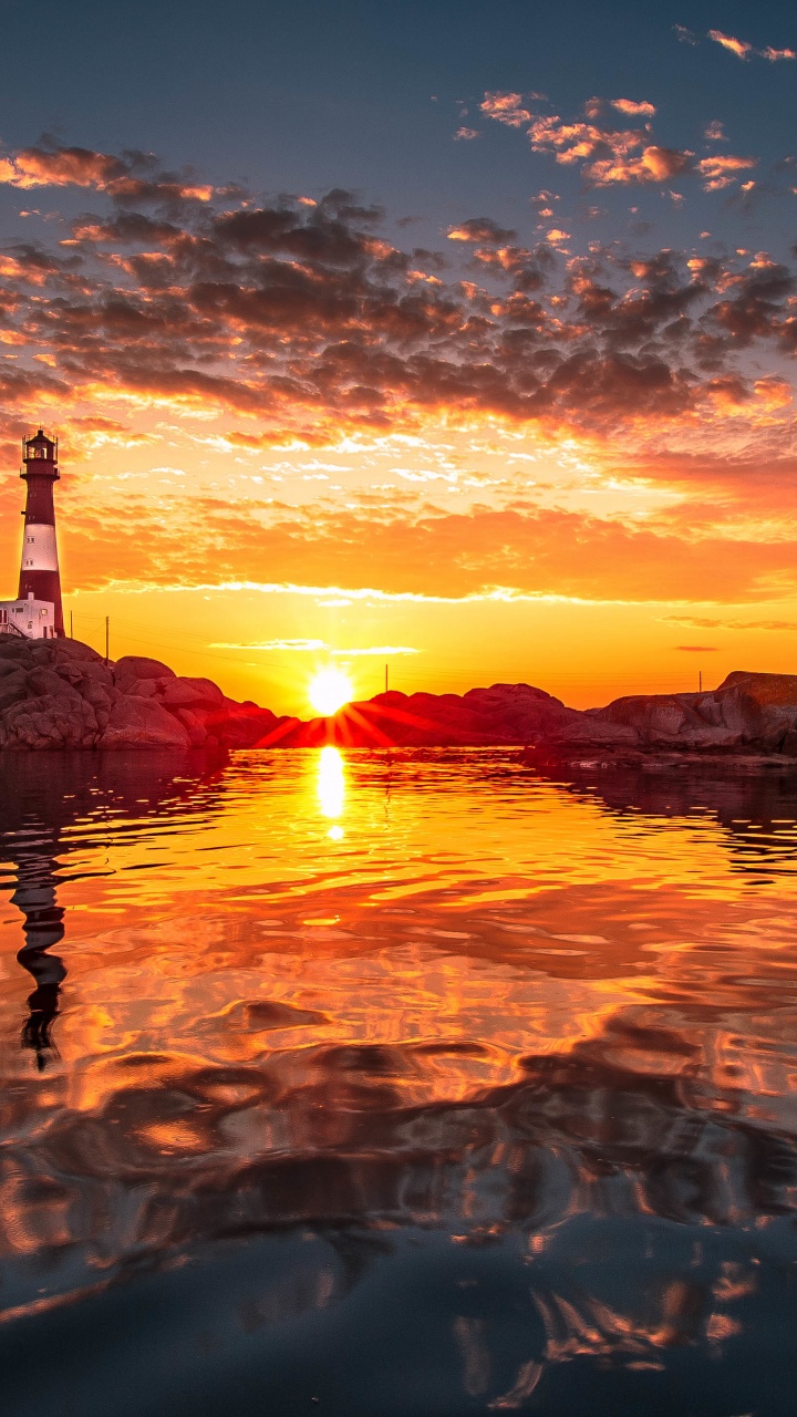 Silhouette de Phare Pendant le Coucher du Soleil. Wallpaper in 720x1280 Resolution