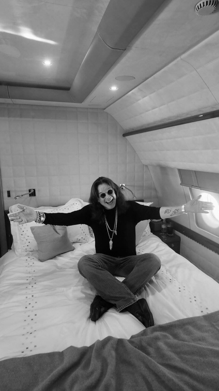 Pedreira Paulo Leminski, White, Black, Room, Snapshot. Wallpaper in 750x1334 Resolution