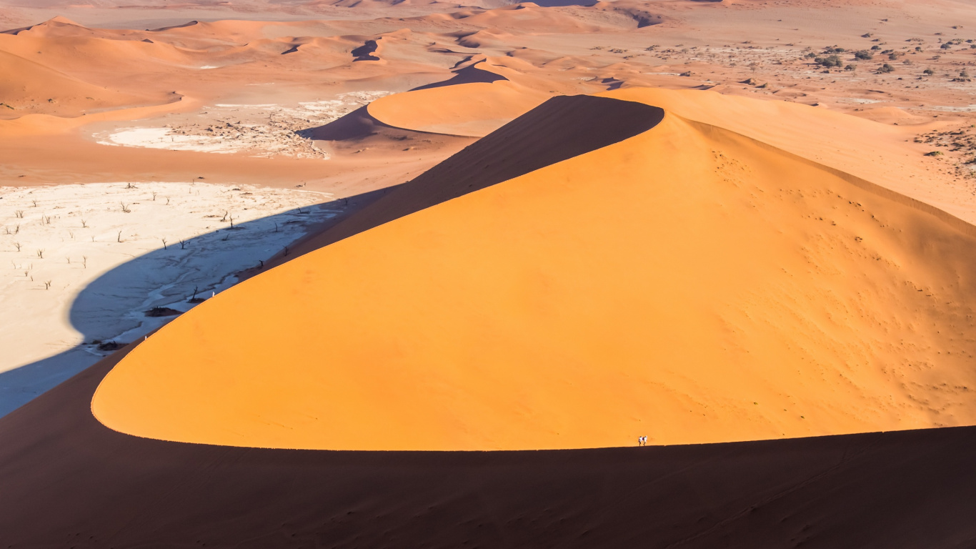 Tagsüber Blau-weißer Sandstrand. Wallpaper in 1366x768 Resolution