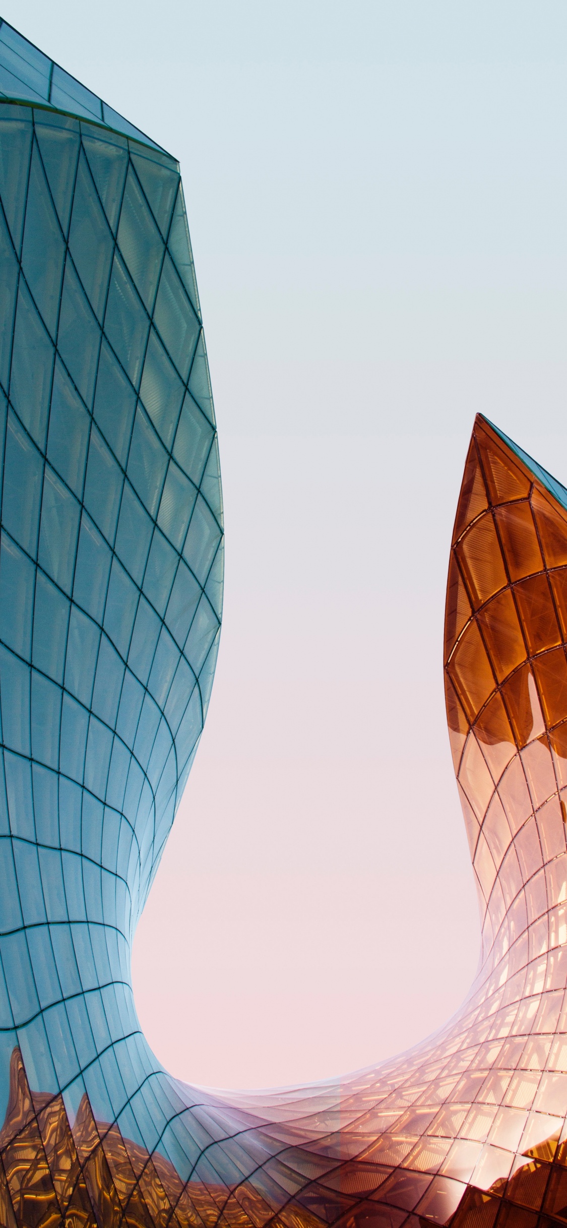 Bâtiment en Verre Bleu et Marron. Wallpaper in 1125x2436 Resolution