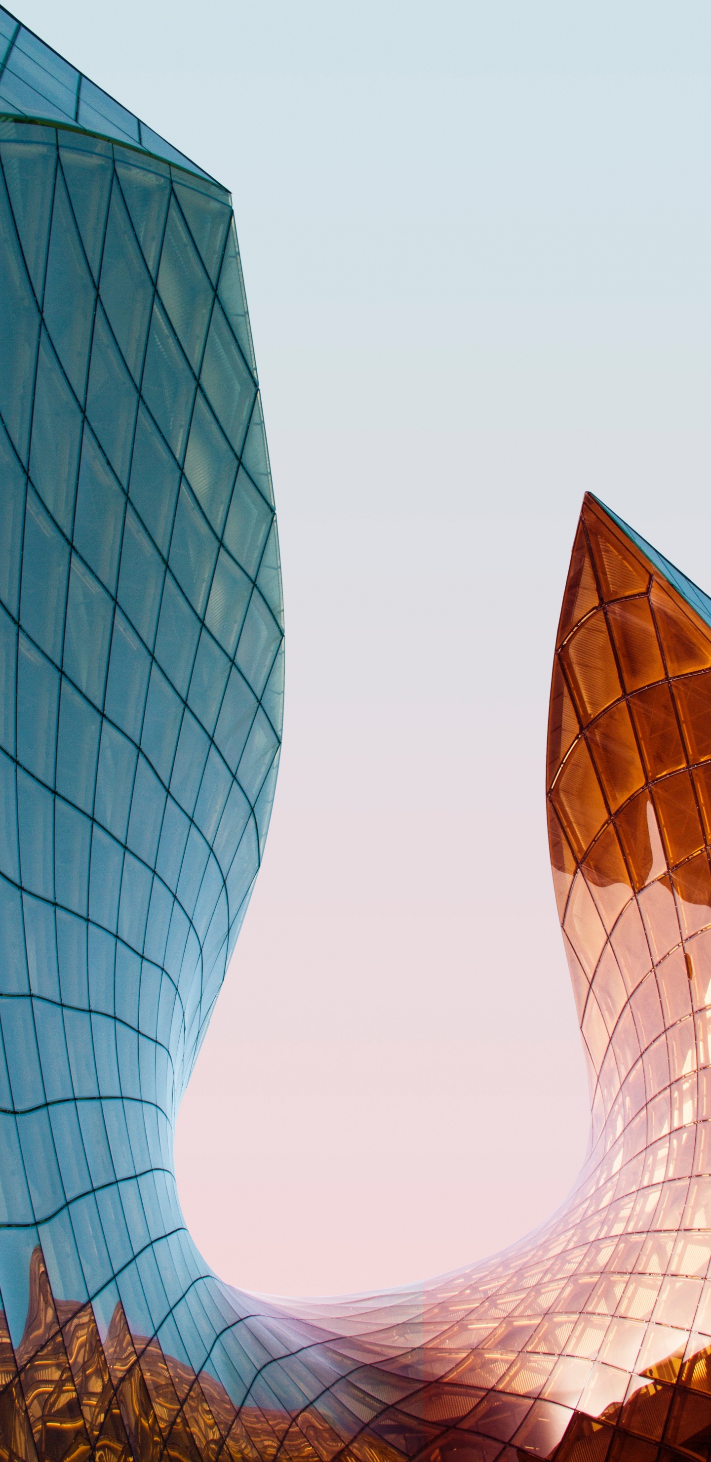 Bâtiment en Verre Bleu et Marron. Wallpaper in 1440x2960 Resolution