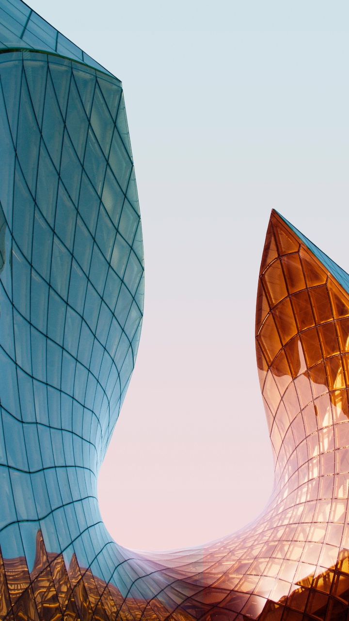 Gebäude Aus Blauem Und Braunem Glas. Wallpaper in 720x1280 Resolution