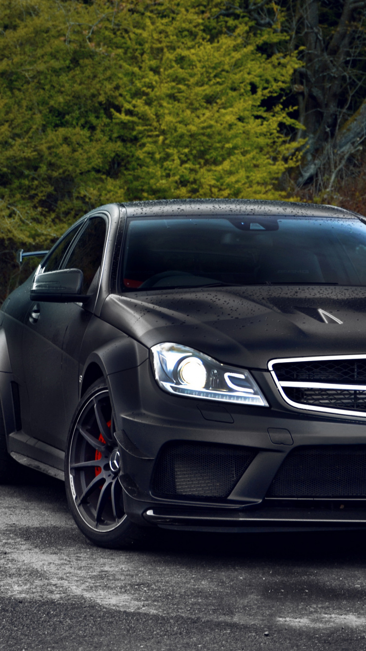 Mercedes Benz Coupé Noir Sur Route Pendant la Journée. Wallpaper in 750x1334 Resolution