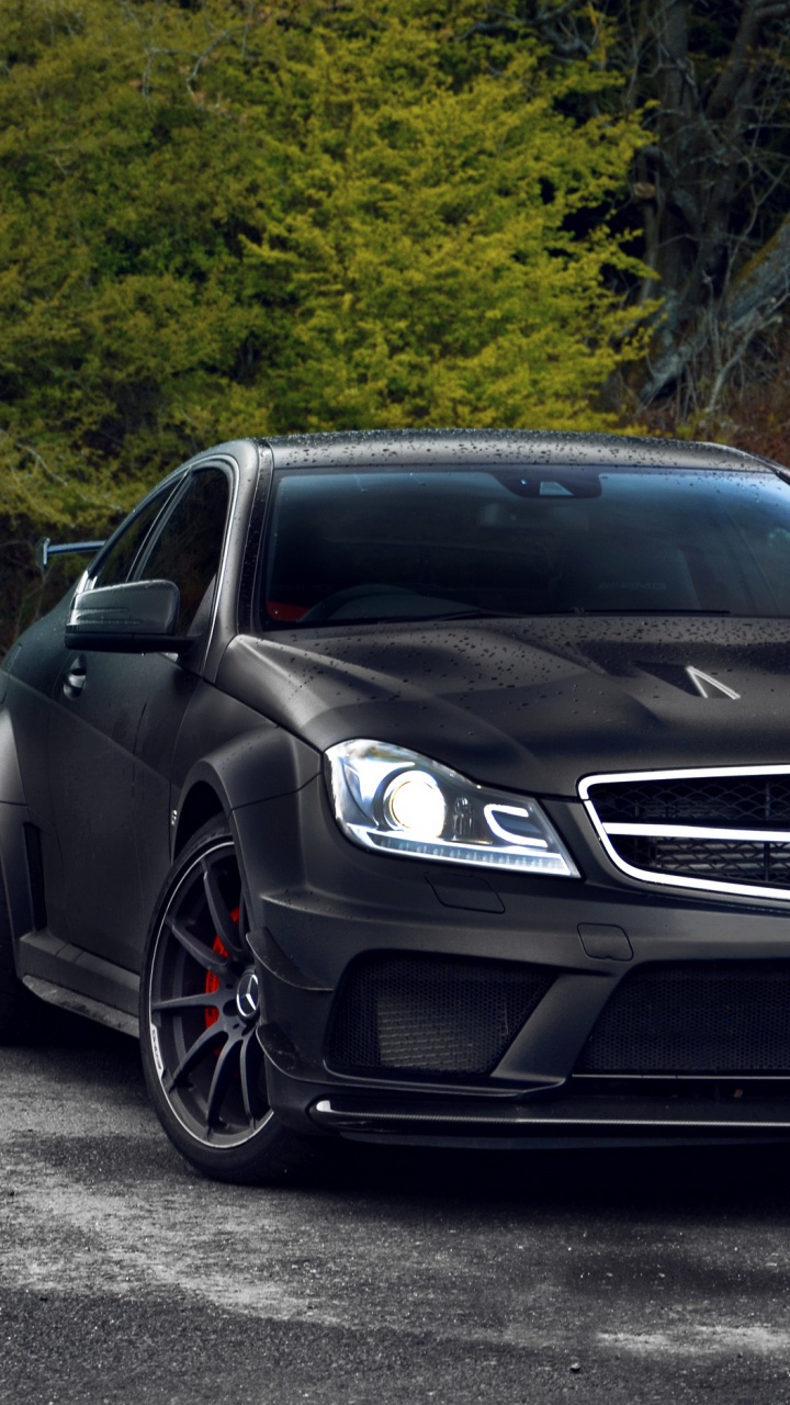 Schwarzes Mercedes Benz Coupé Tagsüber Unterwegs. Wallpaper in 720x1280 Resolution