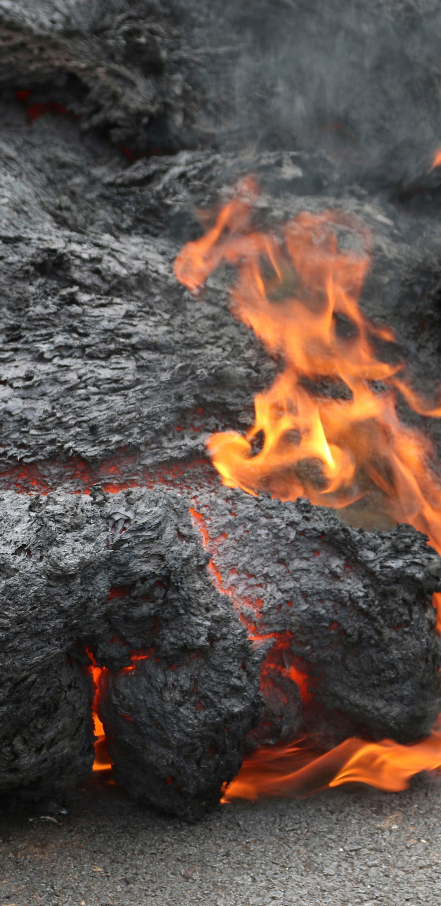 Black and Red Fire on Gray Sand. Wallpaper in 1440x2960 Resolution