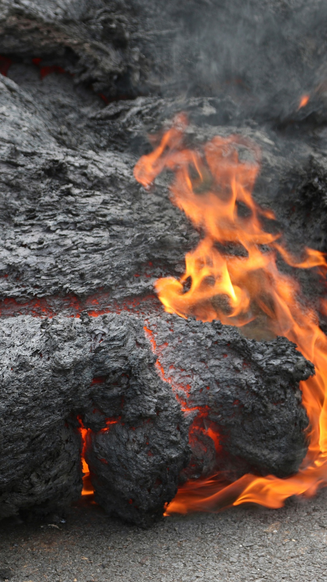 Schwarzes Und Rotes Feuer Auf Grauem Sand. Wallpaper in 1080x1920 Resolution