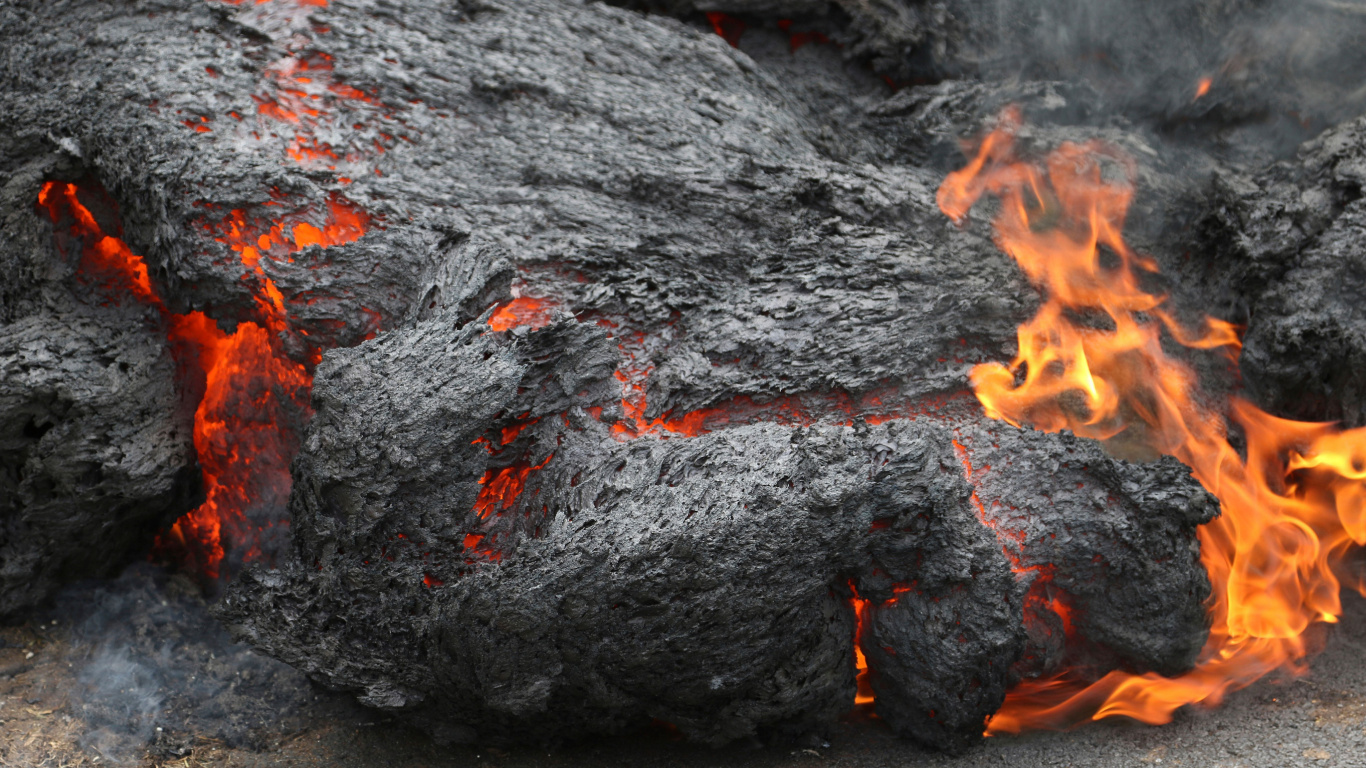 Schwarzes Und Rotes Feuer Auf Grauem Sand. Wallpaper in 1366x768 Resolution