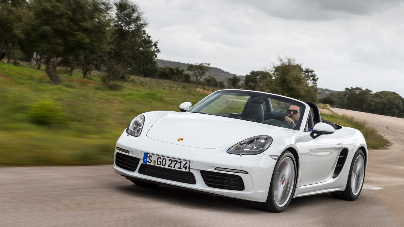 Porsche 911 Blanco en la Carretera Durante el Día. Wallpaper in 1366x768 Resolution