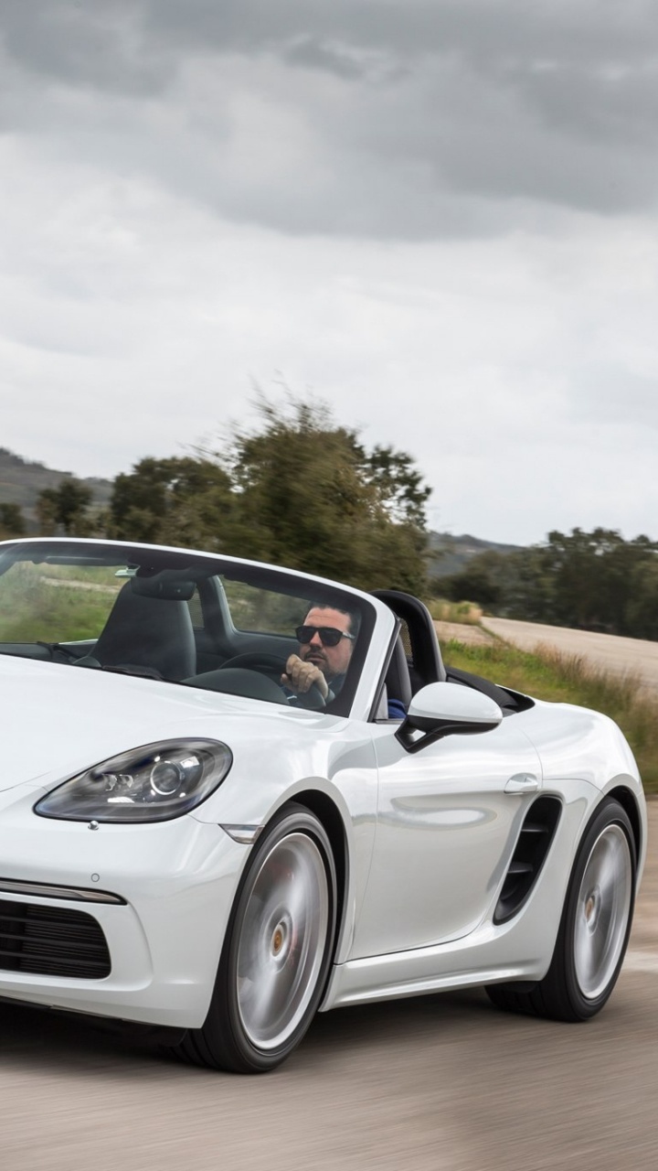 Porsche 911 Blanche Sur Route Pendant la Journée. Wallpaper in 720x1280 Resolution