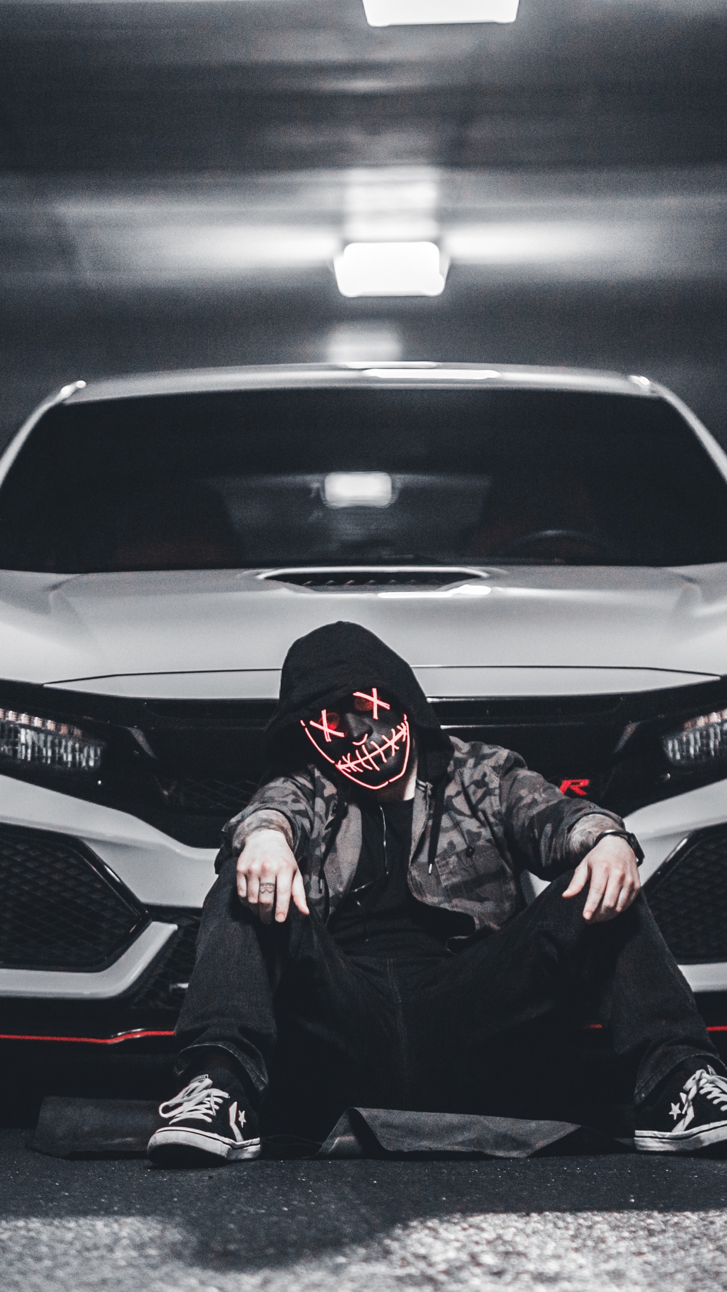 Homme en Veste Noire et Pantalon Noir Assis Sur Une Voiture Mercedes Benz Blanche. Wallpaper in 1440x2560 Resolution