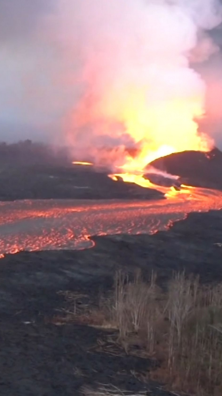 Montañas Marrones y Negras Bajo Nubes Blancas Durante el Día.. Wallpaper in 750x1334 Resolution