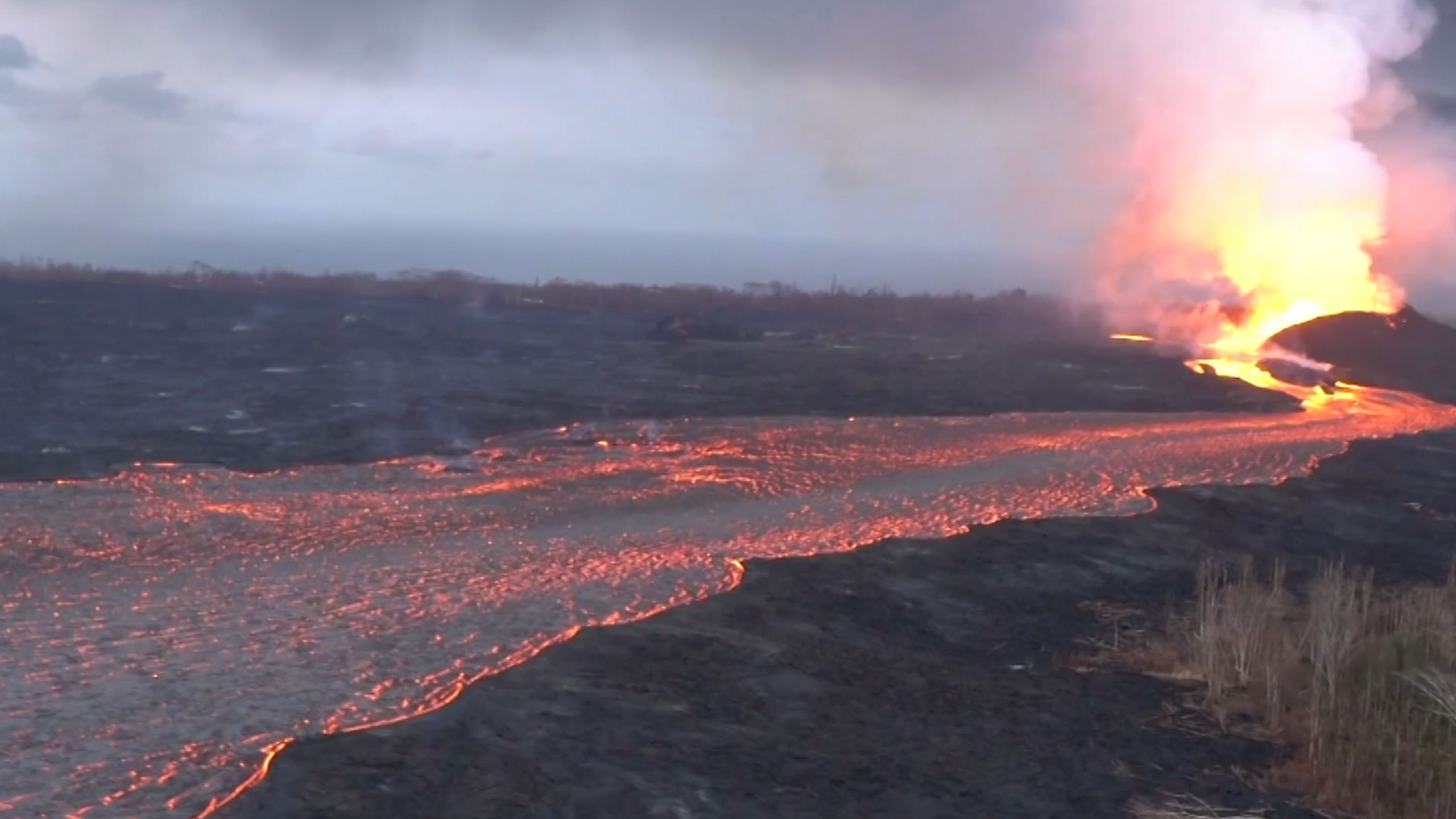 Braune Und Schwarze Berge Unter Weißen Wolken Tagsüber. Wallpaper in 2560x1440 Resolution