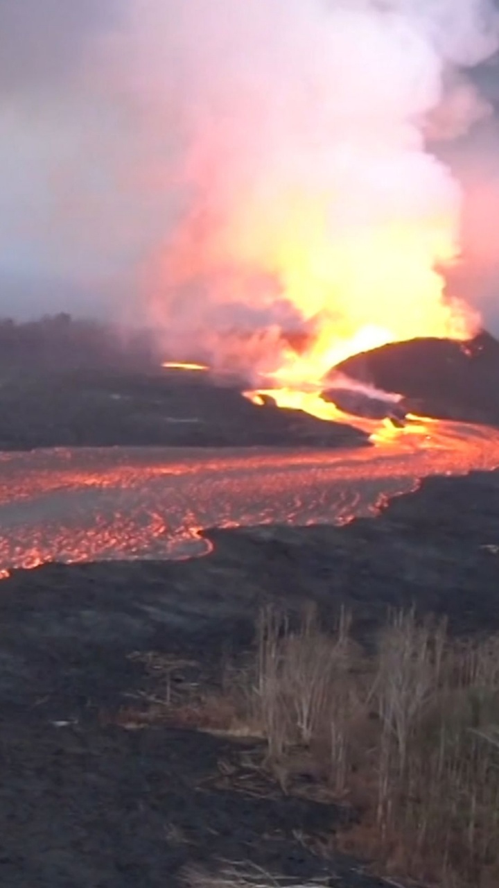 Braune Und Schwarze Berge Unter Weißen Wolken Tagsüber. Wallpaper in 720x1280 Resolution
