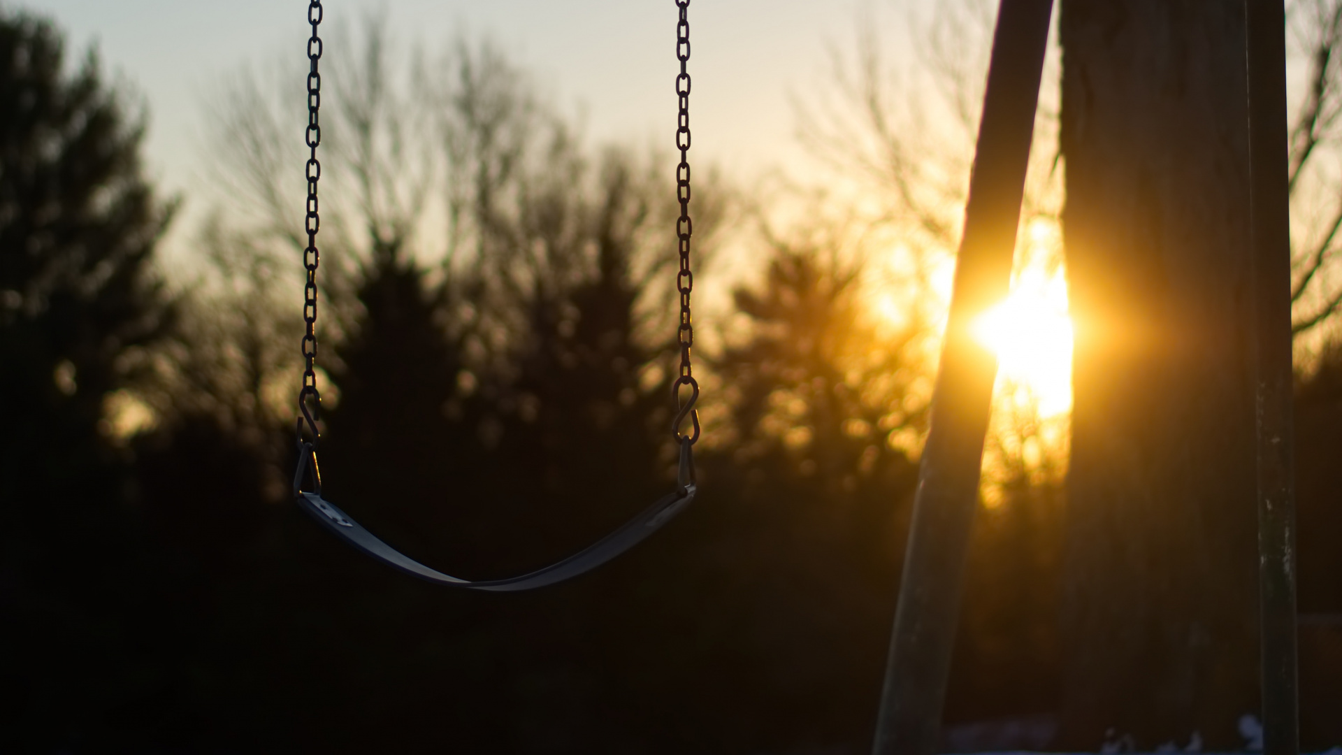 Balançoire en Bois Marron au Coucher du Soleil. Wallpaper in 1920x1080 Resolution